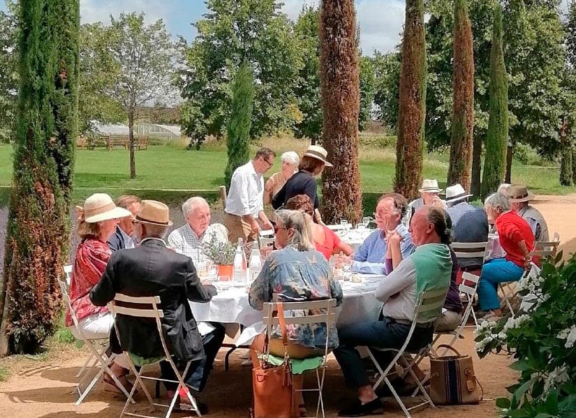 Déjeuner en plein air, réunion de famille, Domaine de Saint-Marcel de Félines