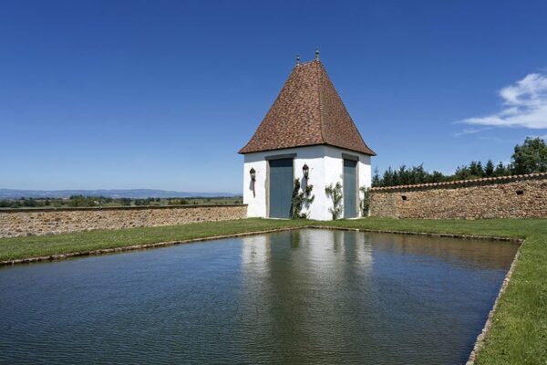 Parc du domaine de St Marcel de Félines, pavillon du canal