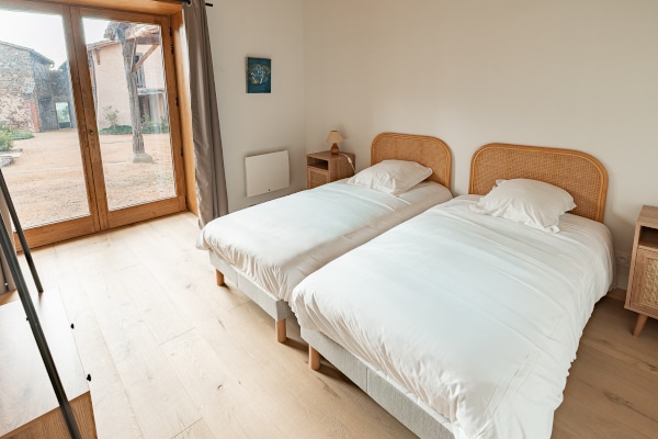 Chambre lits simples vue extérieur gite sivart saint marcel de félines